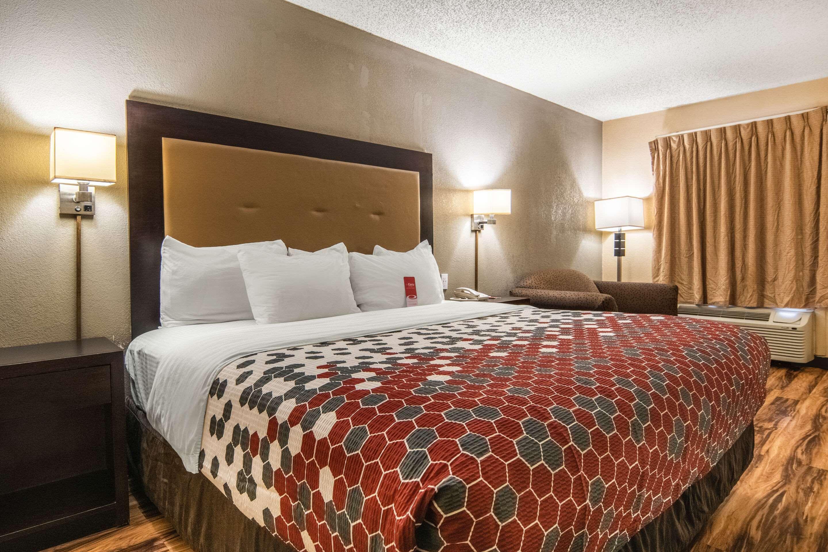 Econo Lodge Hillsboro I-35 Exterior photo
