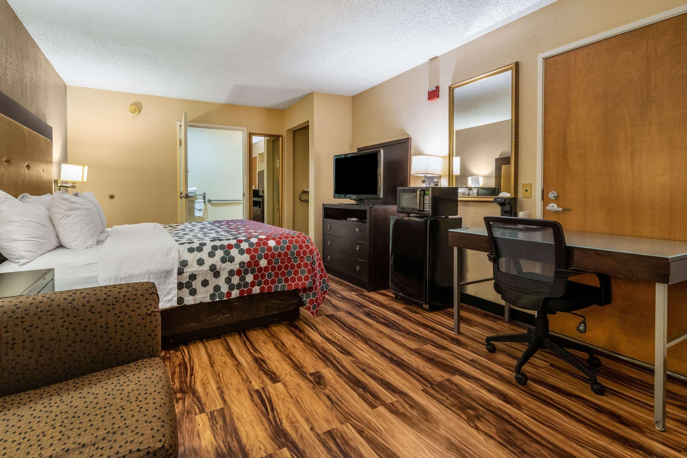 Econo Lodge Hillsboro I-35 Exterior photo