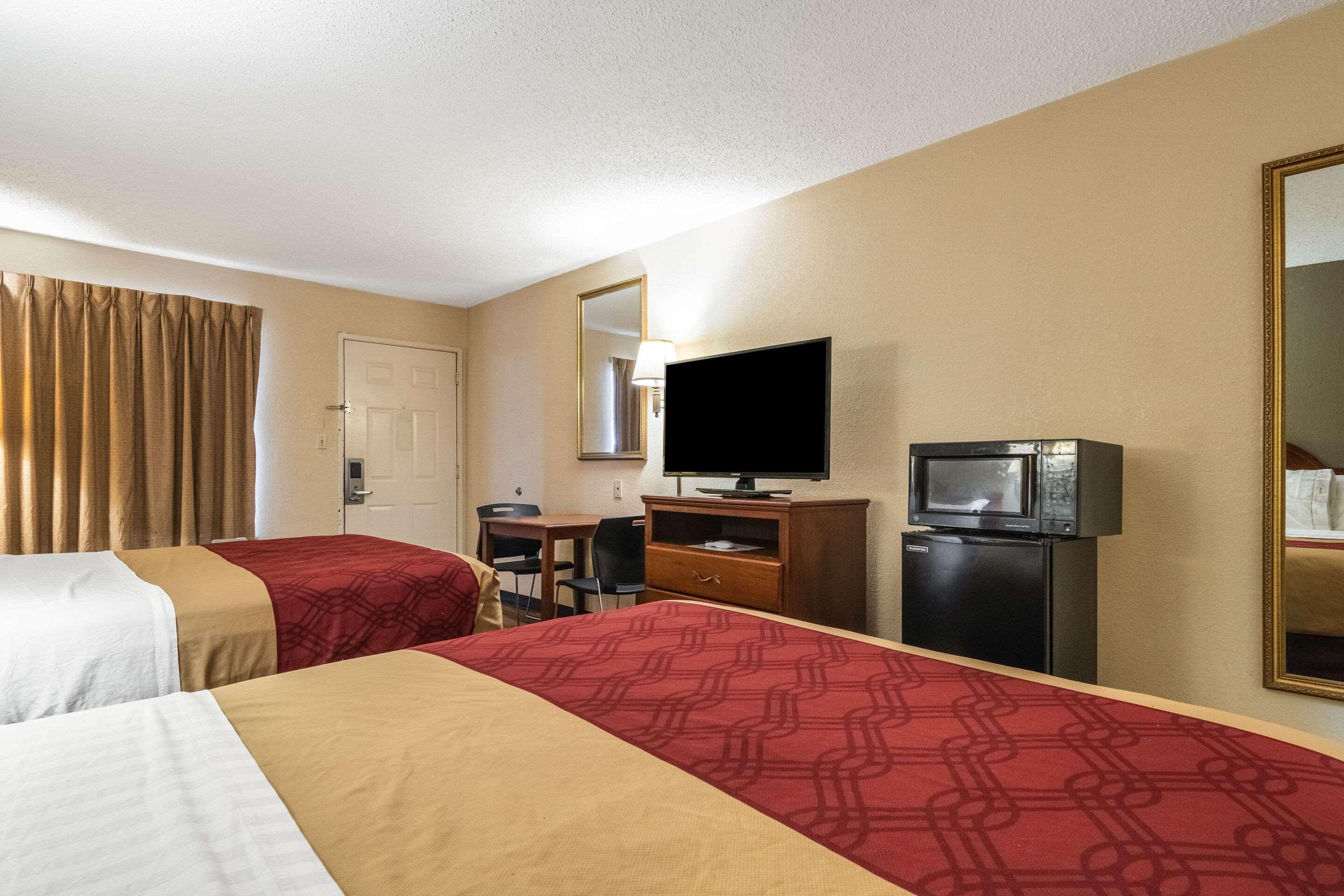 Econo Lodge Hillsboro I-35 Exterior photo