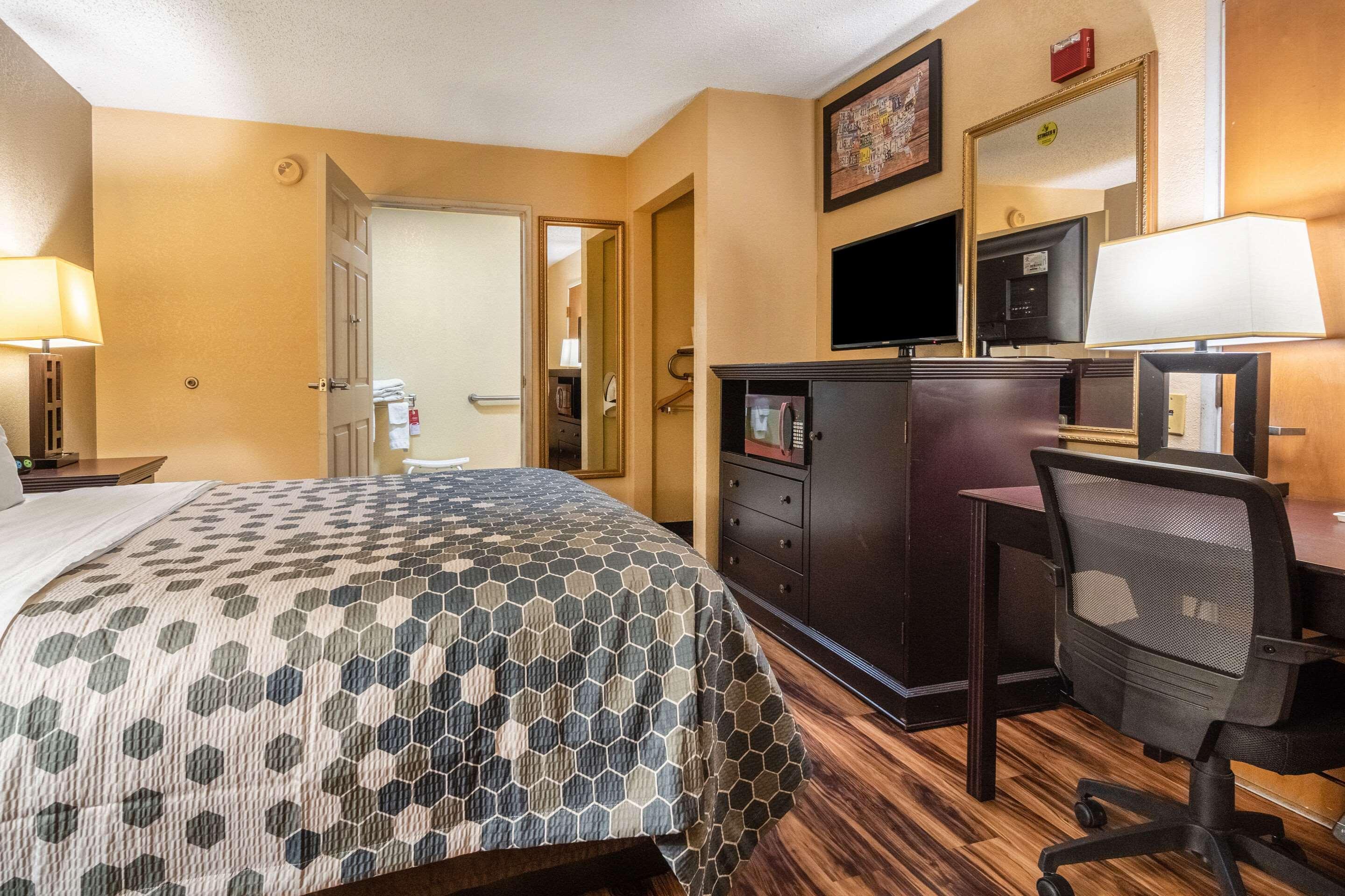 Econo Lodge Hillsboro I-35 Exterior photo