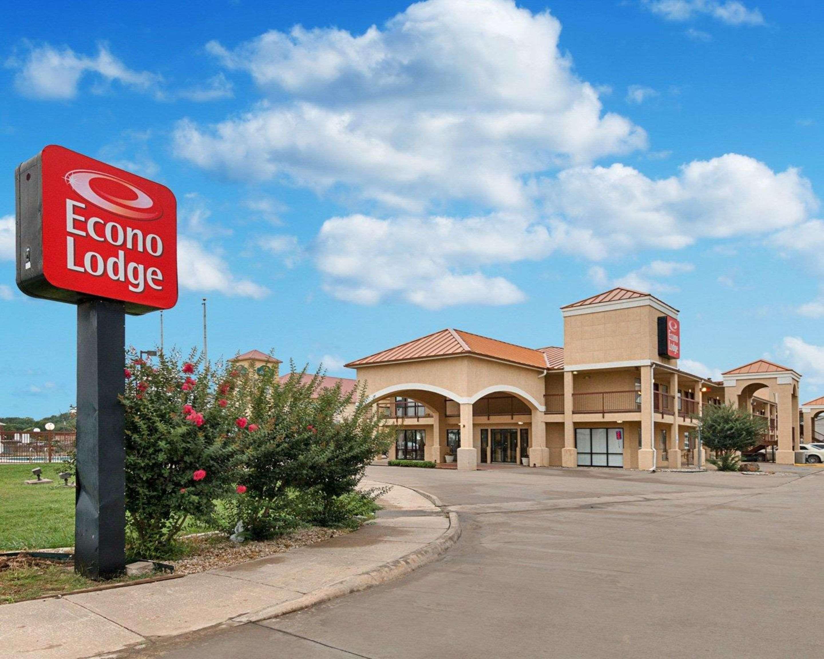 Econo Lodge Hillsboro I-35 Exterior photo